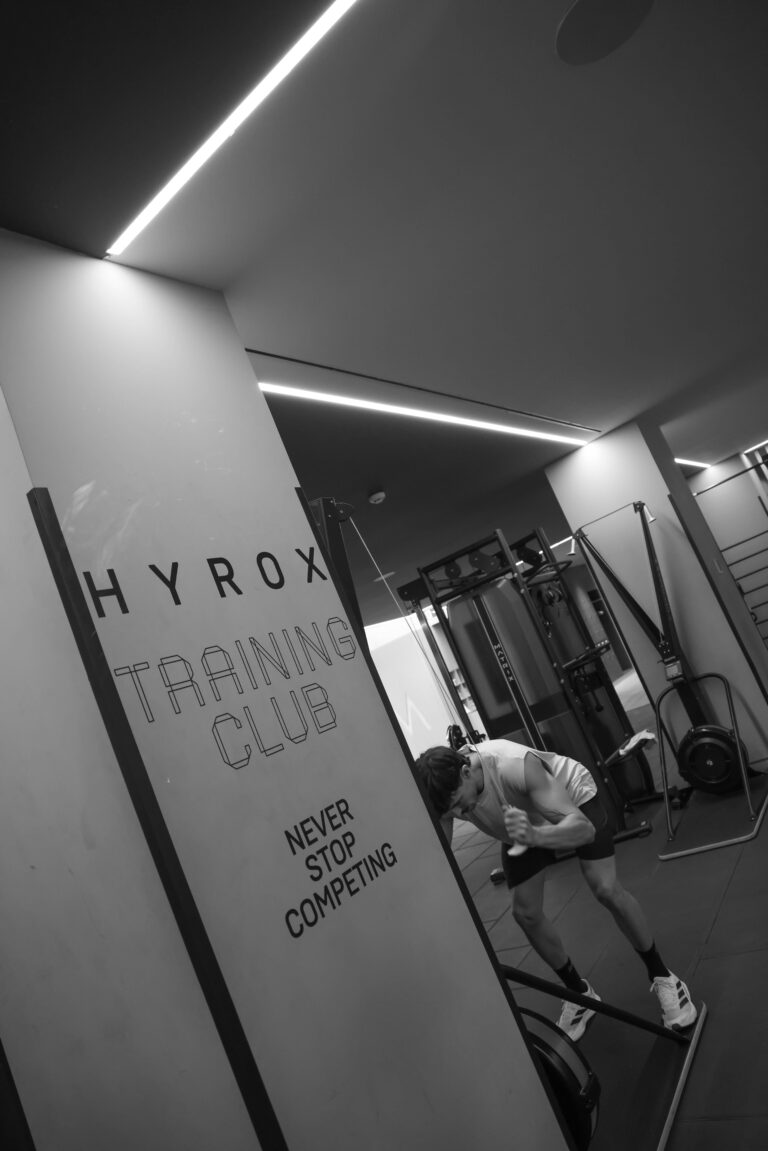 Entrenador ajustando el equipo en Hyrox Training Club